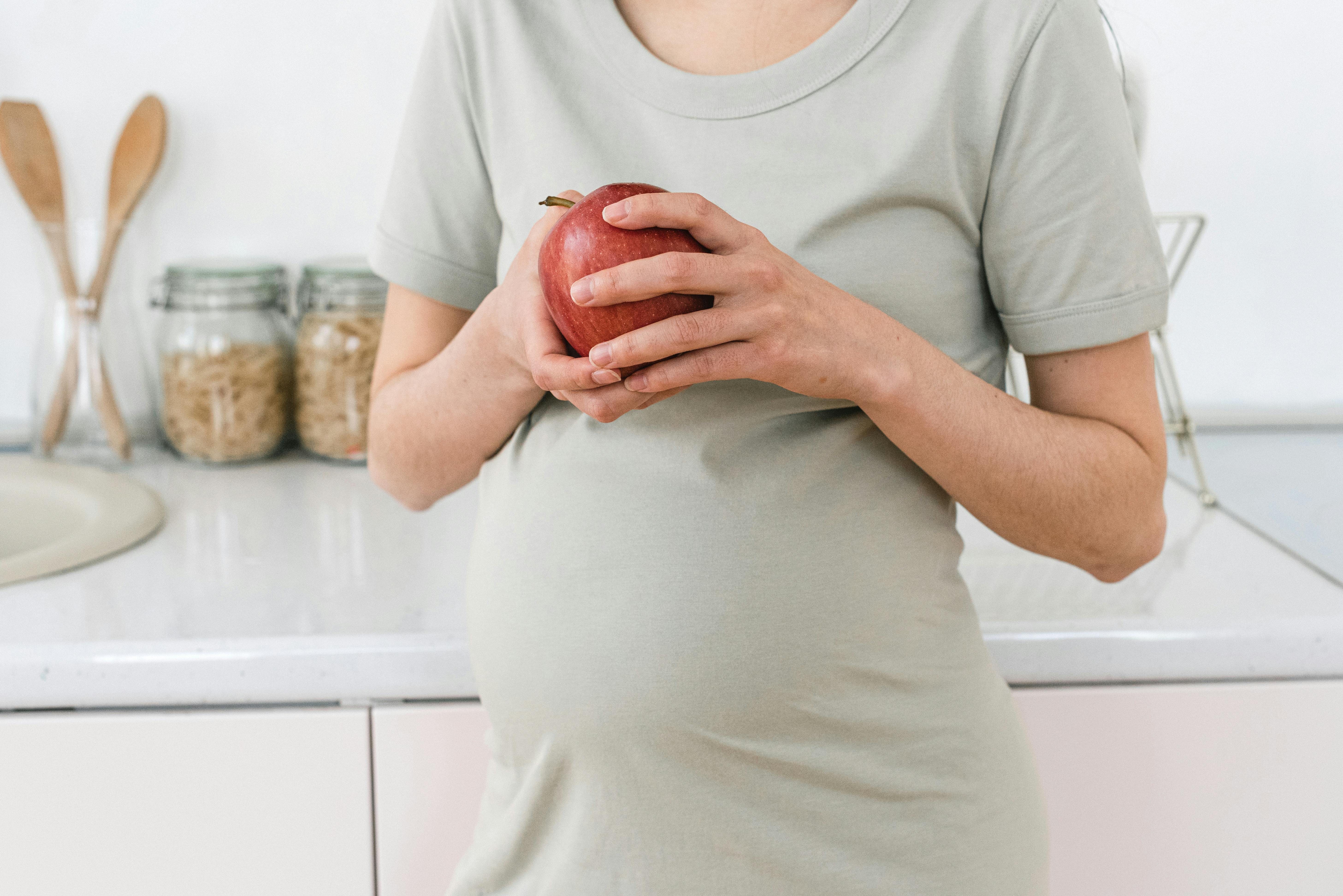 A pregnant woman with apple